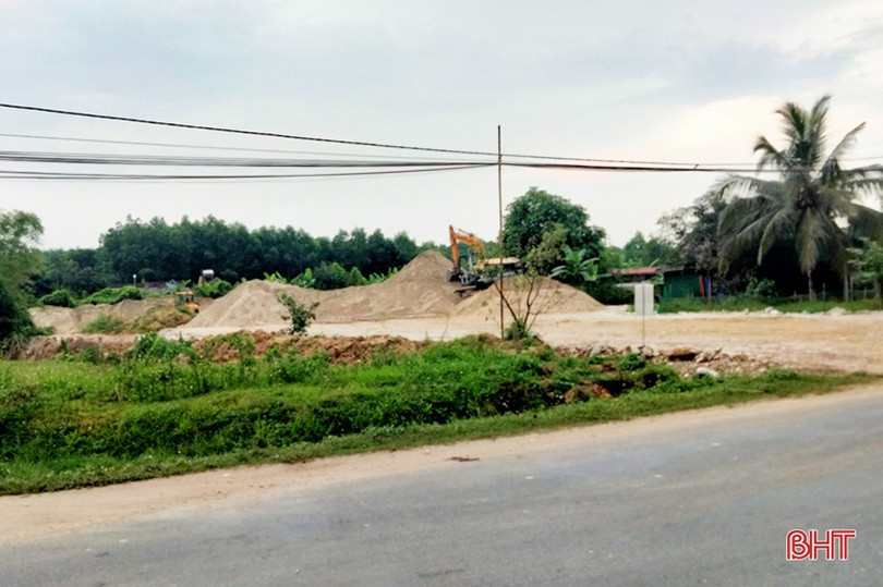 Hương Khê: Bãi vật liệu xây dựng trái phép bên quốc lộ gây mất an toàn giao thông