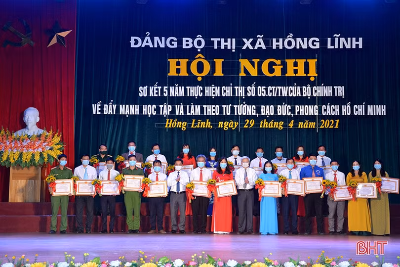 Thị xã Hồng Lĩnh và Kỳ Anh tôn vinh các tập thể, cá nhân điển hình học và làm theo Bác