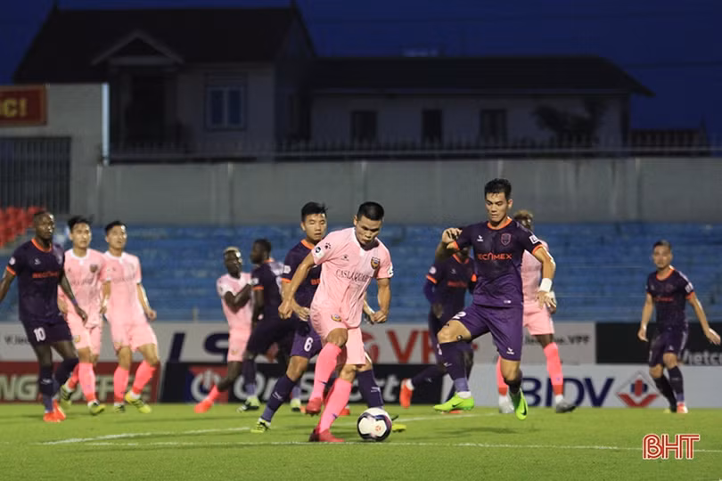 Thi đấu thăng hoa, Hồng Lĩnh Hà Tĩnh thắng đậm Bình Dương 4-2