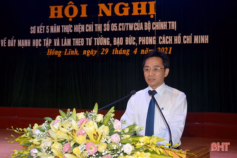 Thị xã Hồng Lĩnh và Kỳ Anh tôn vinh các tập thể, cá nhân điển hình học và làm theo Bác