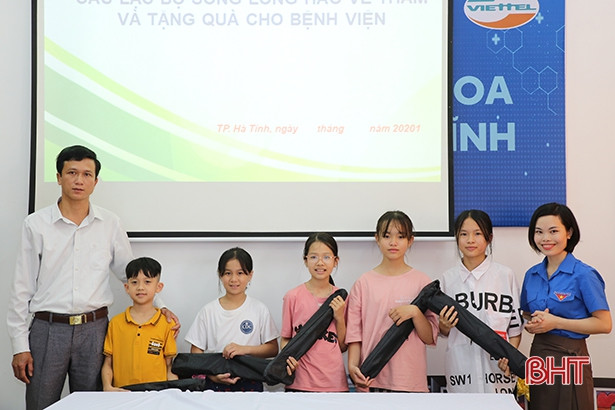 Trao tặng 12 bức tranh cho Khoa Nhi, BVĐK thành phố Hà Tĩnh