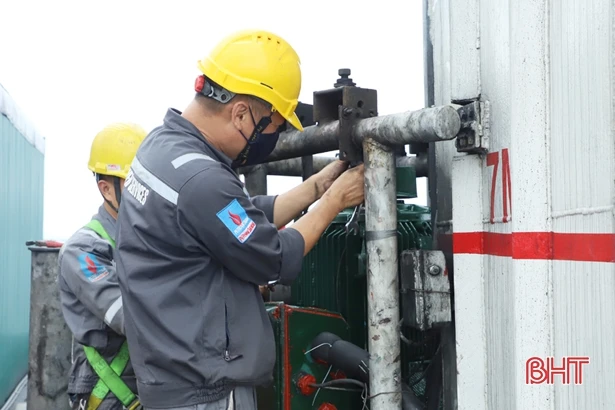 Công nhân ngành điện Hà Tĩnh “gác lễ”, đảm bảo cấp điện an toàn, liên tục