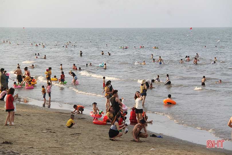 Biển Hà Tĩnh đông nghịt người, bất chấp dịch bệnh vẫn không thực hiện 5K
