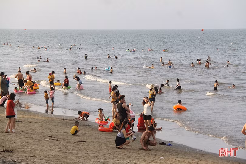 Biển Hà Tĩnh đông nghịt người, bất chấp dịch bệnh vẫn không thực hiện 5K
