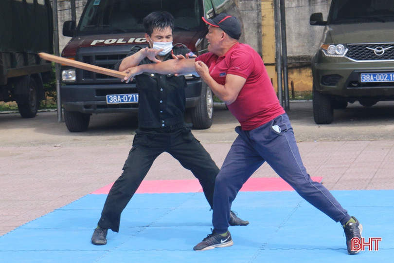 Xem cảnh sát cơ động Hà Tĩnh biểu diễn trấn áp tội phạm cùng chó nghiệp vụ ảnh 4 Xem cảnh sát cơ động Hà Tĩnh biểu diễn trấn áp tội phạm cùng chó nghiệp vụ