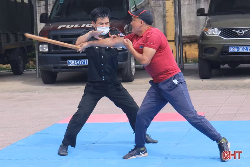 Xem cảnh sát cơ động Hà Tĩnh biểu diễn trấn áp tội phạm cùng chó nghiệp vụ