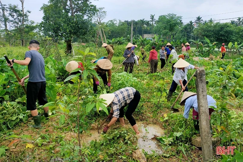 Người dân Thạch Hà sôi nổi xây dựng nông thôn mới trong kỳ nghỉ lễ