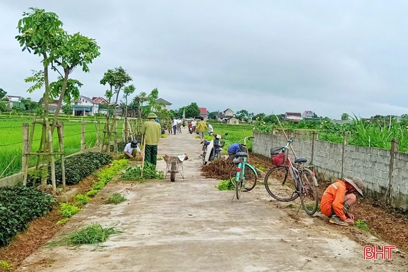 Người dân Thạch Hà sôi nổi xây dựng nông thôn mới trong kỳ nghỉ lễ