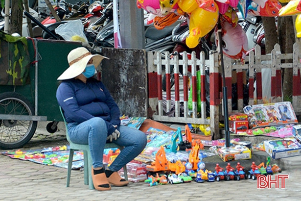 Người lao động Hà Tĩnh cần mẫn mưu sinh trong ngày 1/5