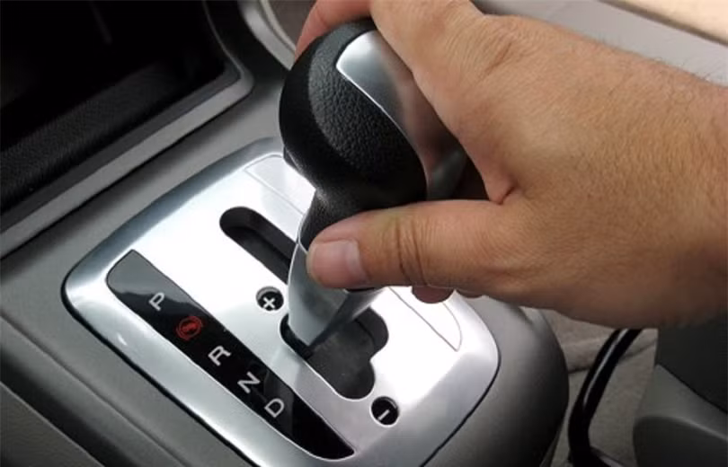 Xe ô tô đang xuống dốc mà bị chết máy thì xử lý như thế nào?