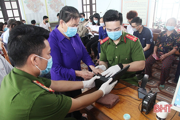 Công an Hà Tĩnh “gác lễ” làm căn cước công dân