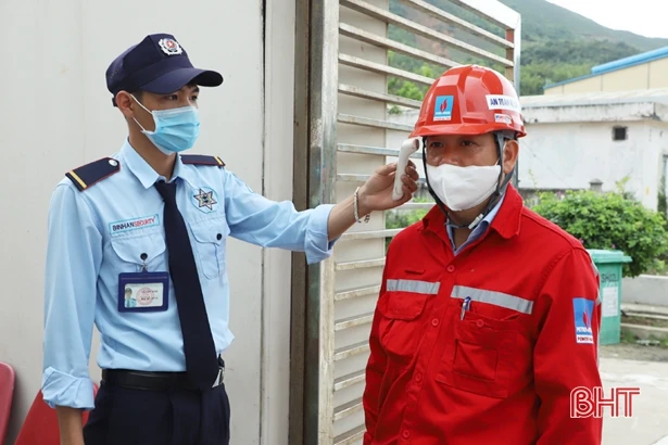 Công nhân ngành điện Hà Tĩnh “gác lễ”, đảm bảo cấp điện an toàn, liên tục