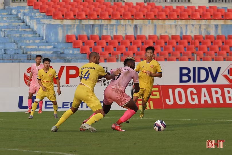 Hồng Lĩnh Hà Tĩnh lội ngược dòng trước Nam Định trong trận cầu 5 bàn thắng