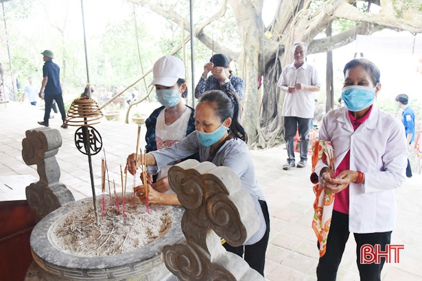 Đông đảo đạo hữu, du khách hành hương về chùa Kim Dung 