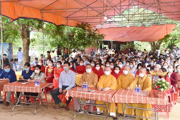 Đông đảo đạo hữu, du khách hành hương về chùa Kim Dung 