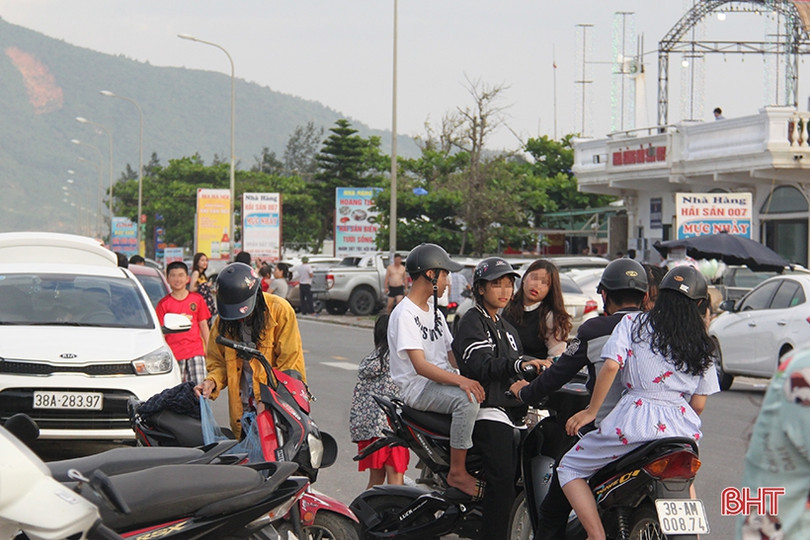 Biển Hà Tĩnh đông nghịt người, bất chấp dịch bệnh vẫn không thực hiện 5K