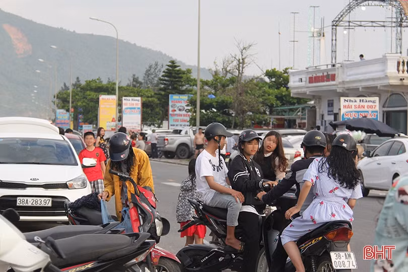 Biển Hà Tĩnh đông nghịt người, bất chấp dịch bệnh vẫn không thực hiện 5K
