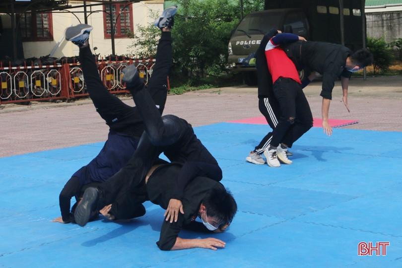Xem cảnh sát cơ động Hà Tĩnh biểu diễn trấn áp tội phạm cùng chó nghiệp vụ ảnh 3 Xem cảnh sát cơ động Hà Tĩnh biểu diễn trấn áp tội phạm cùng chó nghiệp vụ