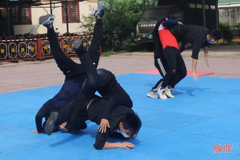 Xem cảnh sát cơ động Hà Tĩnh biểu diễn trấn áp tội phạm cùng chó nghiệp vụ