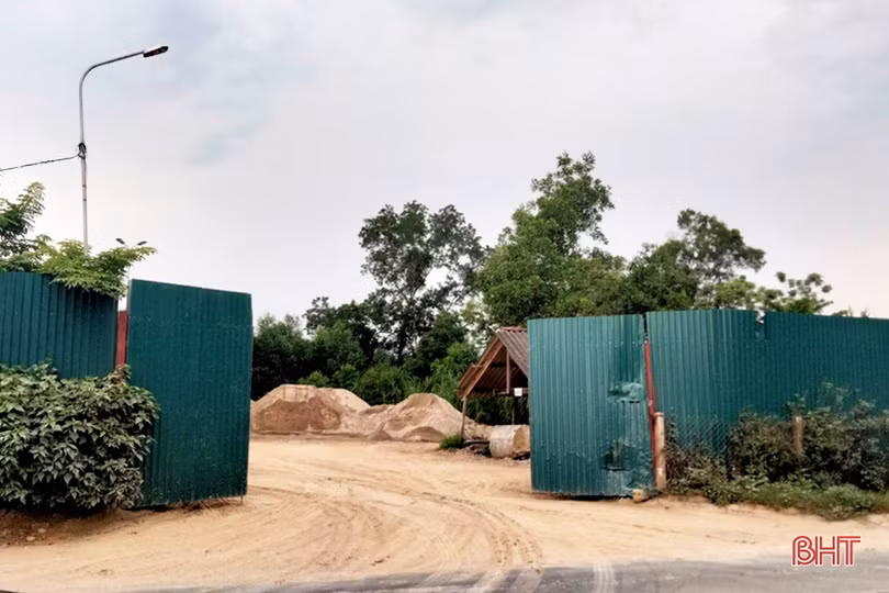 Hương Khê: Bãi vật liệu xây dựng trái phép bên quốc lộ gây mất an toàn giao thông