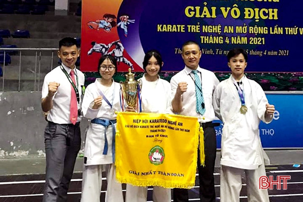 Võ đường Hùng Quân - Hà Tĩnh giải nhất toàn đoàn Giải vô địch Karate trẻ Nghệ An mở rộng