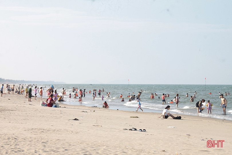 Biển Hà Tĩnh đông nghịt người, bất chấp dịch bệnh vẫn không thực hiện 5K