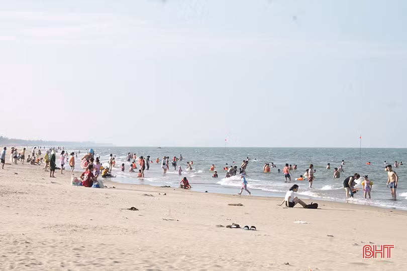 Biển Hà Tĩnh đông nghịt người, bất chấp dịch bệnh vẫn không thực hiện 5K