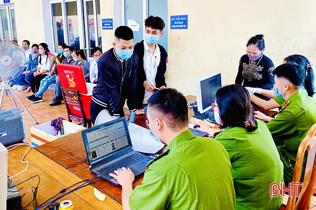 Công an Hà Tĩnh “gác lễ” làm căn cước công dân