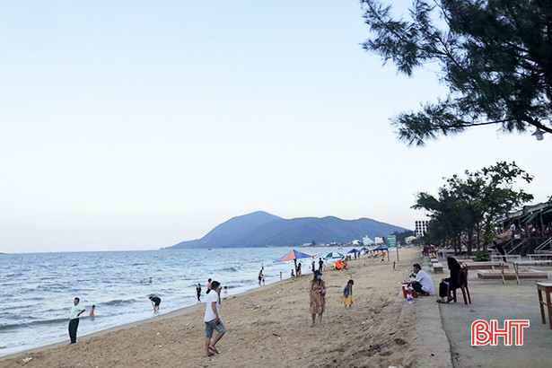 Ngày 30/4, lượng khách về bãi biển đẹp nhất Hà Tĩnh chỉ bằng 1/10 trước đây