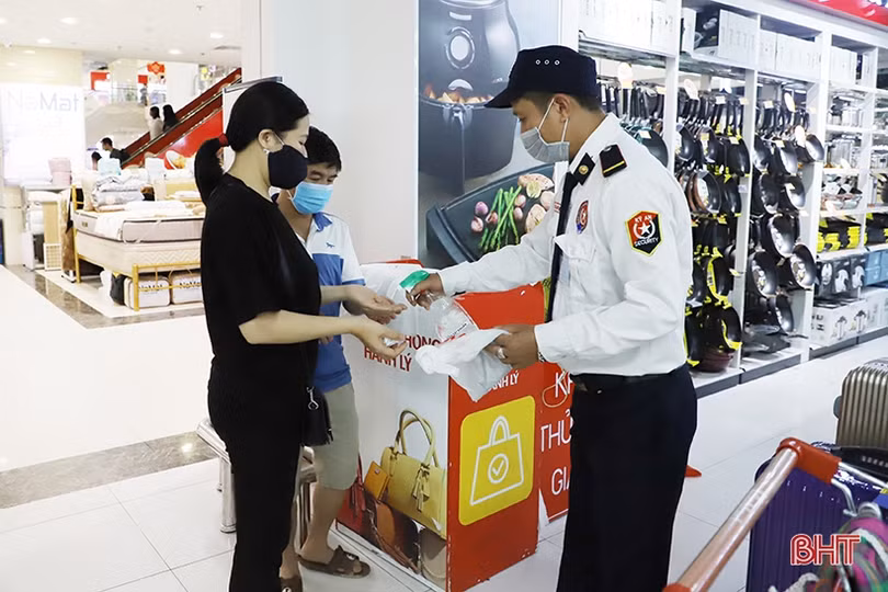 Siêu thị, trung tâm thương mại ở Hà Tĩnh siết chặt công tác phòng dịch