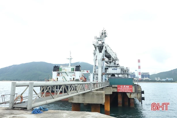 Công nhân ngành điện Hà Tĩnh “gác lễ”, đảm bảo cấp điện an toàn, liên tục