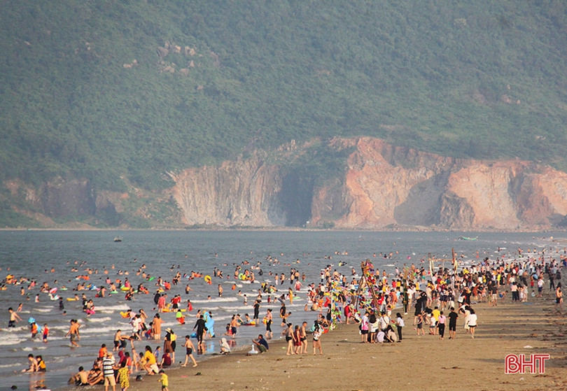 Biển Hà Tĩnh đông nghịt người, bất chấp dịch bệnh vẫn không thực hiện 5K