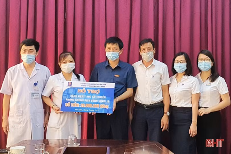 Xăng dầu Hà Tĩnh tặng 5 bộ máy vi tính phục vụ thông tin phòng chống dịch