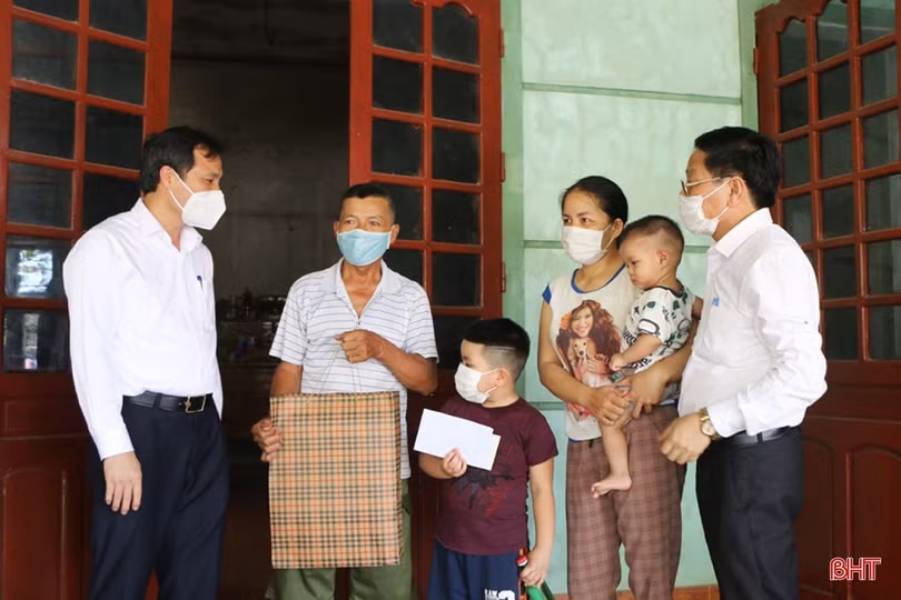 Bí thư Tỉnh ủy tặng quà các trẻ em có hoàn cảnh khó khăn ở TP Hà Tĩnh và Lộc Hà