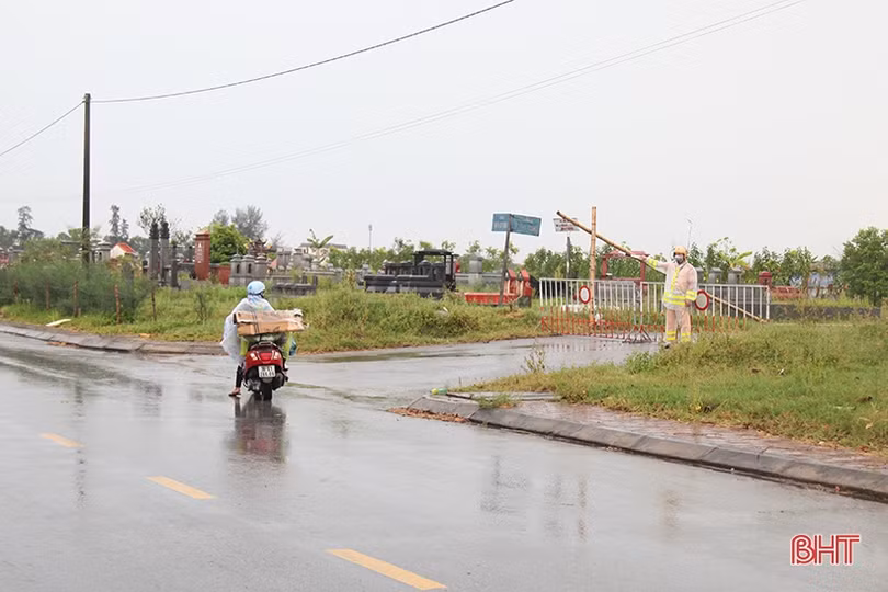Huy động hơn 100 cán bộ, chiến sĩ công an Hà Tĩnh trực chốt phòng dịch Covid-19