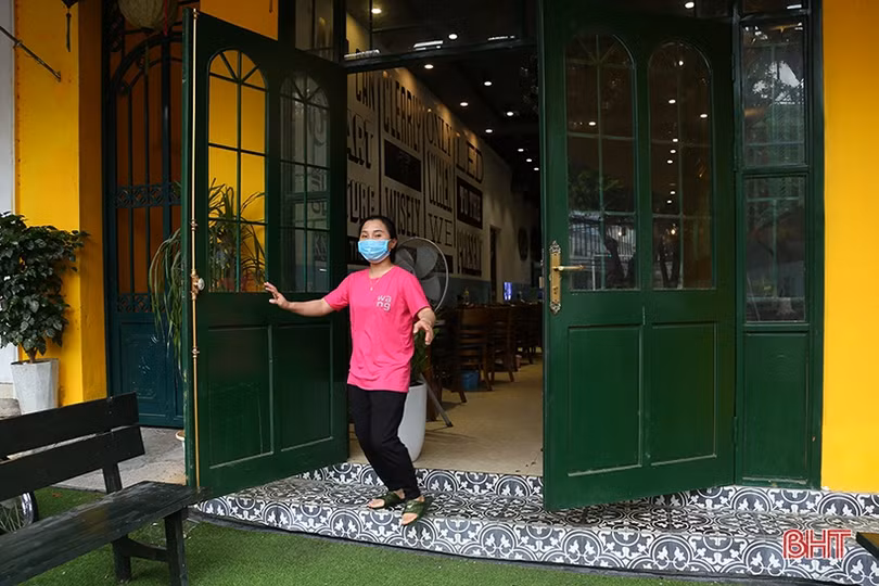 Người dân TP Hà Tĩnh đóng cửa hàng quán để phòng dịch Covid-19