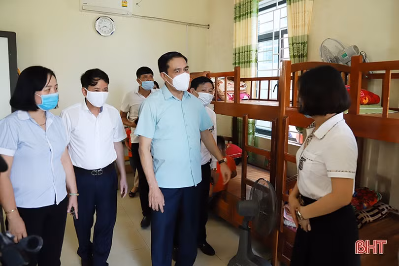 Chủ tịch UBND tỉnh Võ Trọng Hải thăm, tặng quà Làng Trẻ em mồ côi Hà Tĩnh