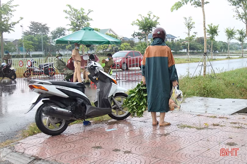 Huy động hơn 100 cán bộ, chiến sĩ công an Hà Tĩnh trực chốt phòng dịch Covid-19