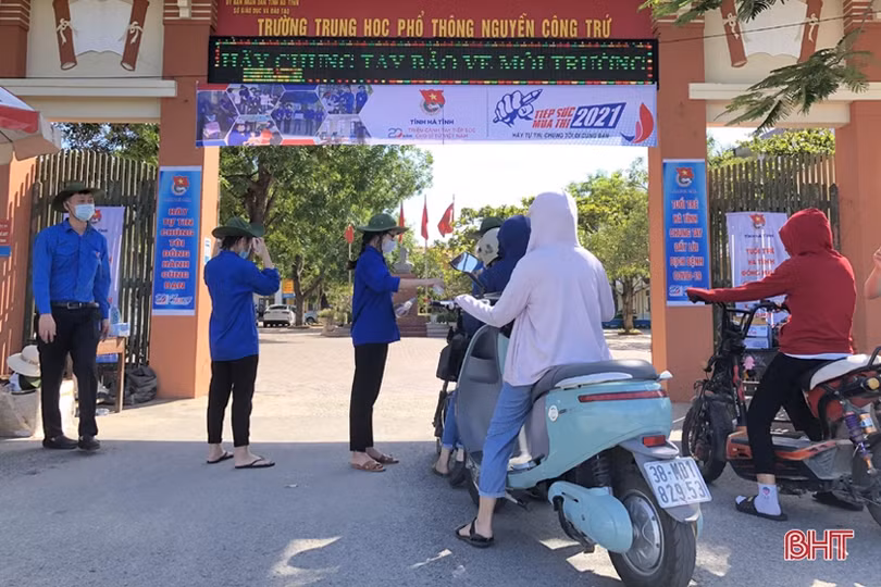 Hơn 15.600 thí sinh Hà Tĩnh làm thủ tục, nghe hướng dẫn các biện pháp phòng dịch Covid-19