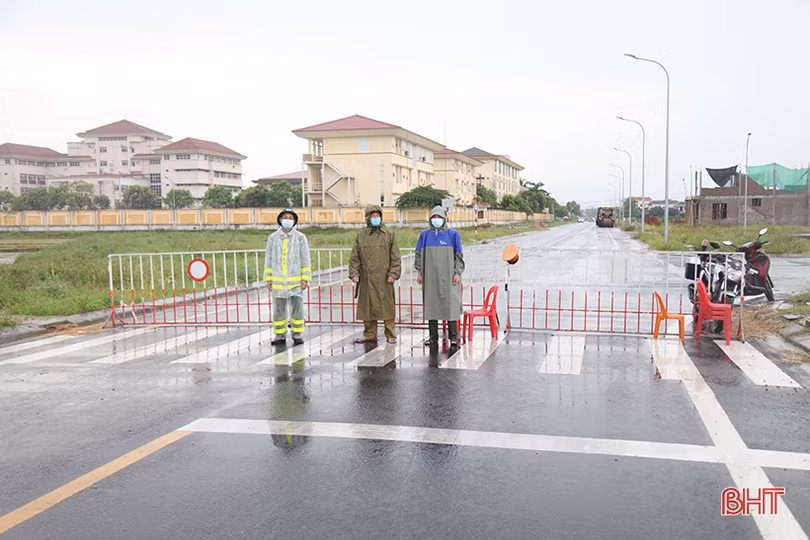 Huy động hơn 100 cán bộ, chiến sĩ công an Hà Tĩnh trực chốt phòng dịch Covid-19