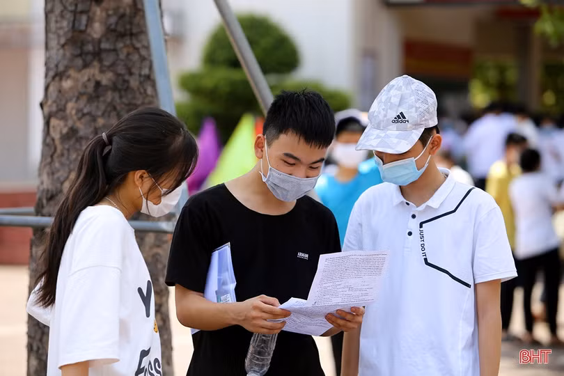 Hơn 800 thí sinh so tài kiến thức, giành 355 “vé” vào Trường THPT Chuyên Hà Tĩnh