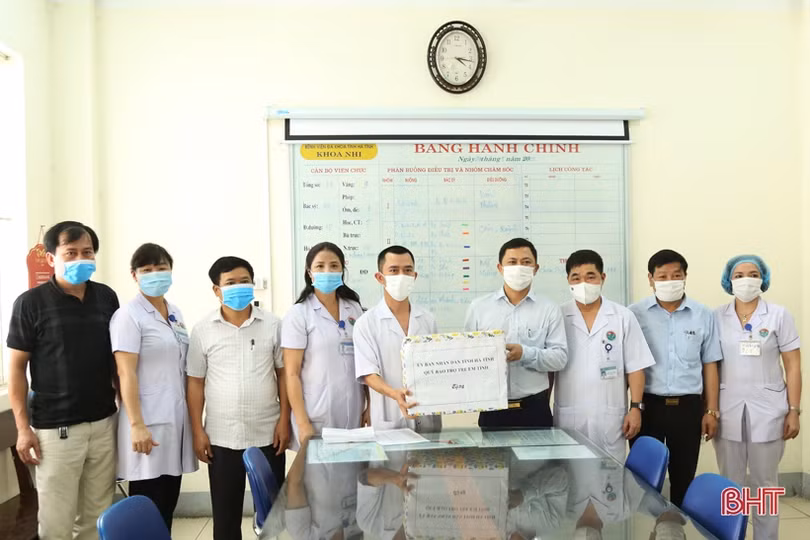 Phó Chủ tịch UBND tỉnh Lê Ngọc Châu tặng quà cho bệnh nhi tại BVĐK Hà Tĩnh
