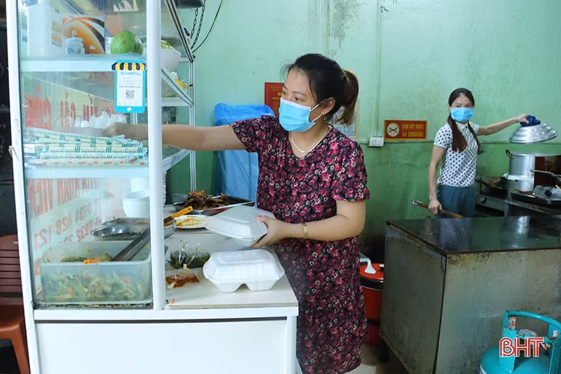 Người dân TP Hà Tĩnh đóng cửa hàng quán để phòng dịch Covid-19