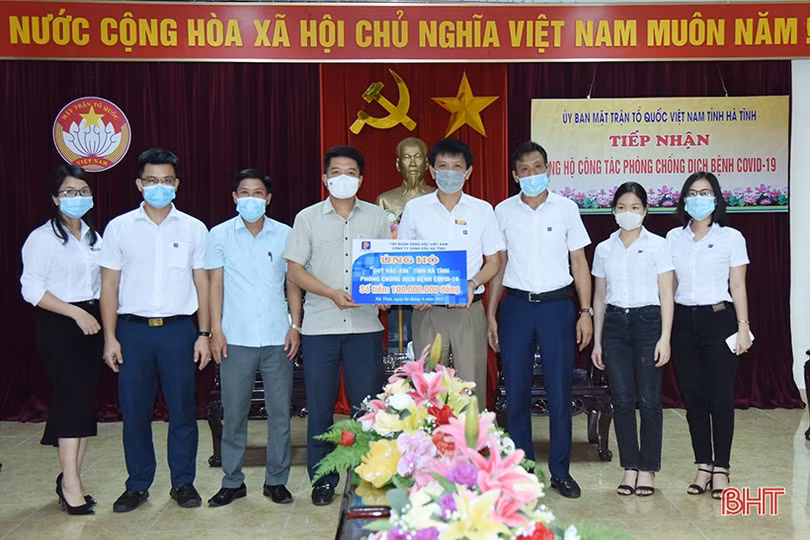 Xăng dầu Hà Tĩnh tặng 5 bộ máy vi tính phục vụ thông tin phòng chống dịch