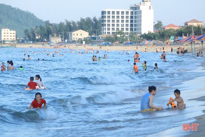 Nhiều người dân Hà Tĩnh đổ về bãi biển tránh nóng, “phớt lờ” khuyến cáo phòng dịch Covid-19