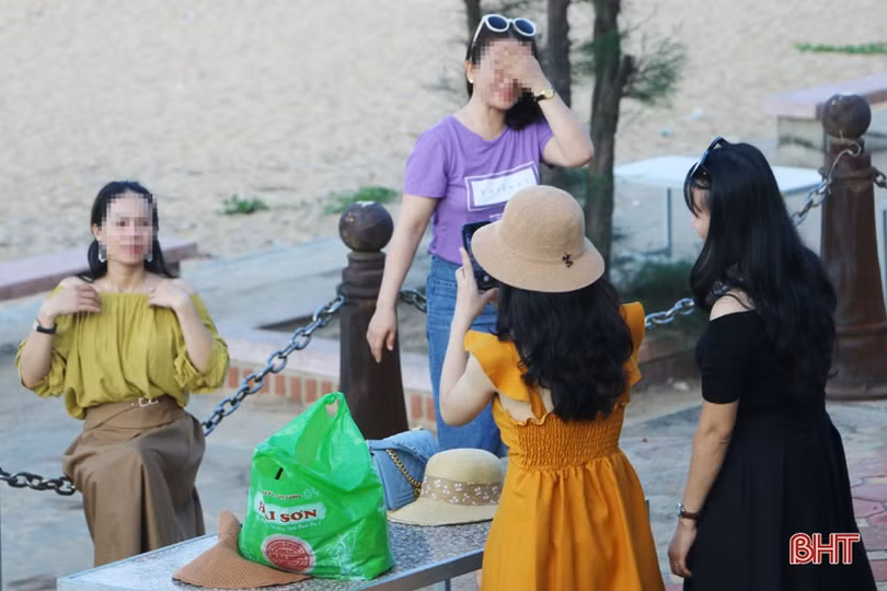 Nhiều người dân Hà Tĩnh đổ về bãi biển tránh nóng, “phớt lờ” khuyến cáo phòng dịch Covid-19