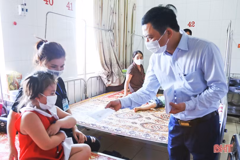 Phó Chủ tịch UBND tỉnh Lê Ngọc Châu tặng quà cho bệnh nhi tại BVĐK Hà Tĩnh