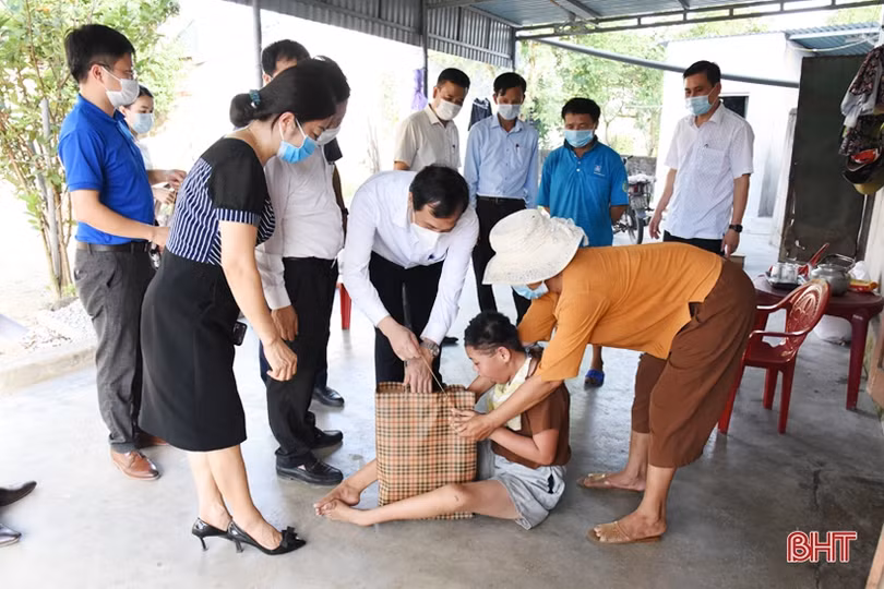 Bí thư Tỉnh ủy tặng quà các trẻ em có hoàn cảnh khó khăn ở TP Hà Tĩnh và Lộc Hà