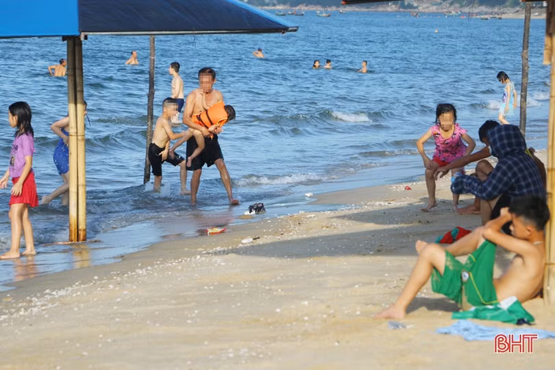Nhiều người dân Hà Tĩnh đổ về bãi biển tránh nóng, “phớt lờ” khuyến cáo phòng dịch Covid-19