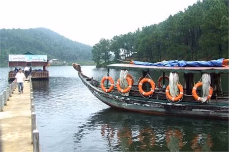 Phong cảnh lãng mạn bóng núi mây vờn với những trò giải trí lý thú.